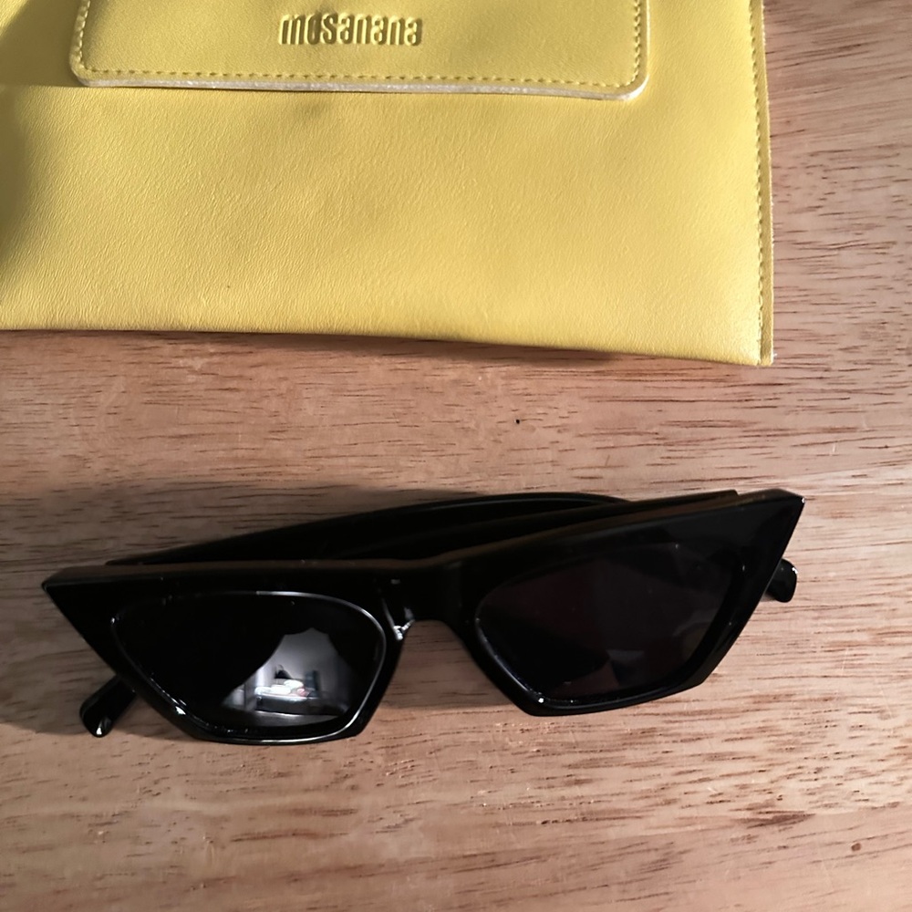 Mosanna Sunglasses with case - Picture 3 of 3